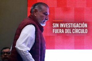 Adán Augusto López de perfil con la leyenda Sin investigación, fuera del círculo
