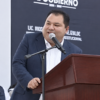 Presidente municipal de Nicolás Flores, Hidalgo, habla desde un podio durante un acto público.