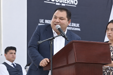 Presidente municipal de Nicolás Flores, Hidalgo, habla desde un podio durante un acto público.