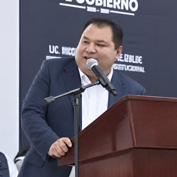 Presidente municipal de Nicolás Flores, Hidalgo, habla desde un podio durante un acto público.