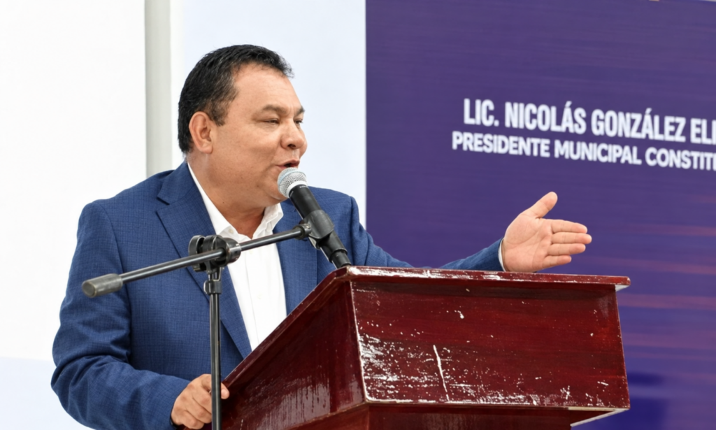 residente municipal de Nicolás Flores, Hidalgo, habla desde un podio durante un acto público.