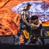 Alejandra Guzmán se sostiene de un bailarín tras sufrir una lesión de cadera durante un concierto.