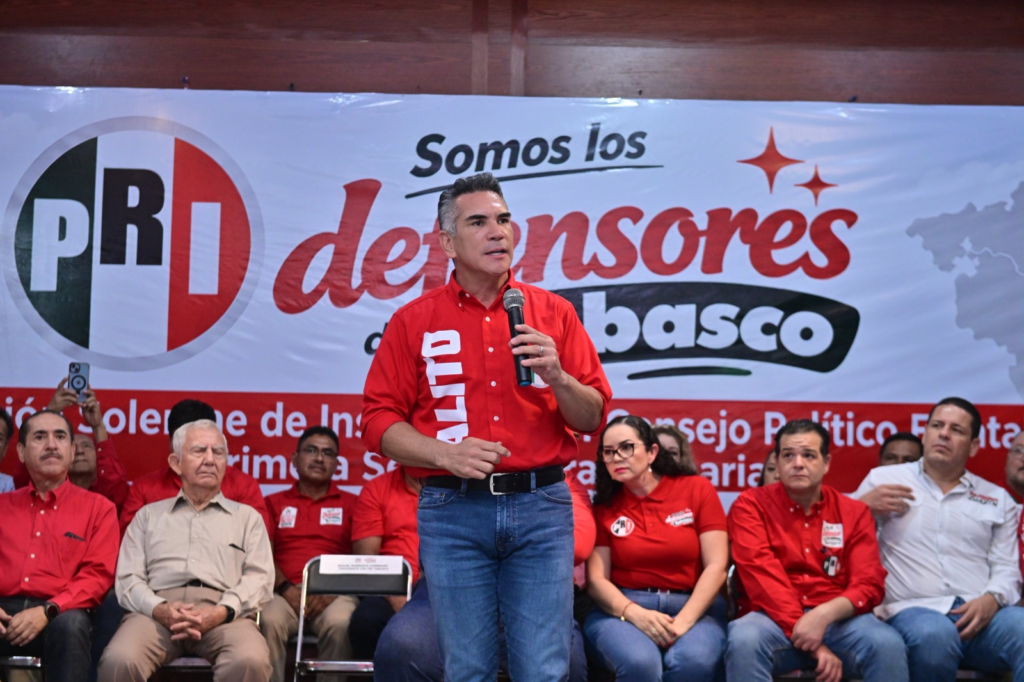 Alejandro Moreno durante un acto del PRI en Tabasco, donde planteó valorar no postular candidato en el VI Distrito federal.