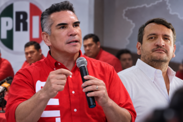 Alejandro Moreno y Andrés Manuel López Beltrán en composición editorial sobre la disputa por el VI Distrito federal de Tabasco.