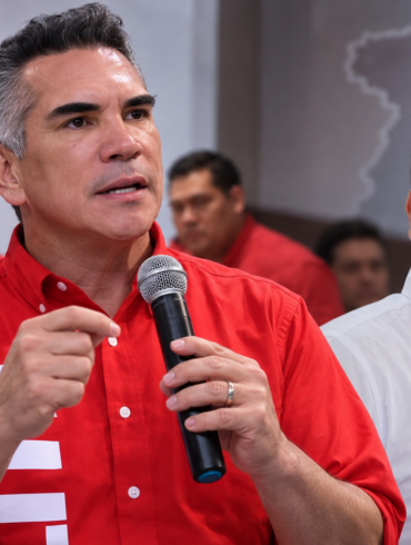 Alejandro Moreno y Andrés Manuel López Beltrán en composición editorial sobre la disputa por el VI Distrito federal de Tabasco.