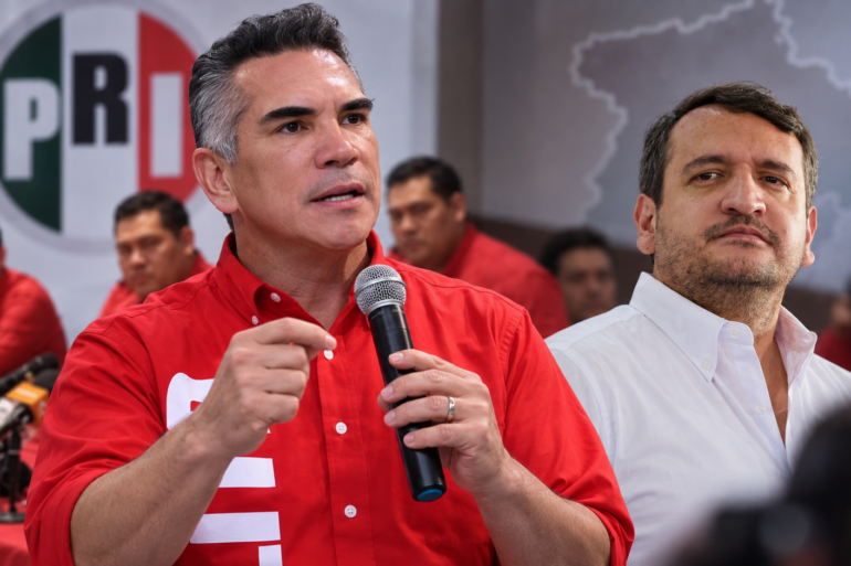 Alejandro Moreno y Andrés Manuel López Beltrán en composición editorial sobre la disputa por el VI Distrito federal de Tabasco.