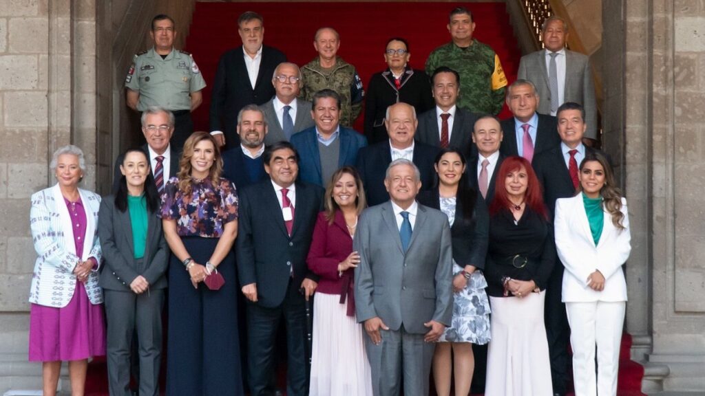 Reunión del entonces presidente con gobernadores del oficialismo en una imagen de coordinación política nacional.