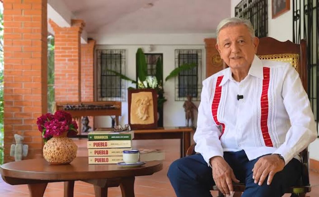 López Obrador sentado durante la presentación de Pueblo desde su residencia en Palenque