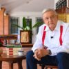 Andrés Manuel López Obrador durante su mensaje desde Palenque con los libros Pueblo y Grandeza