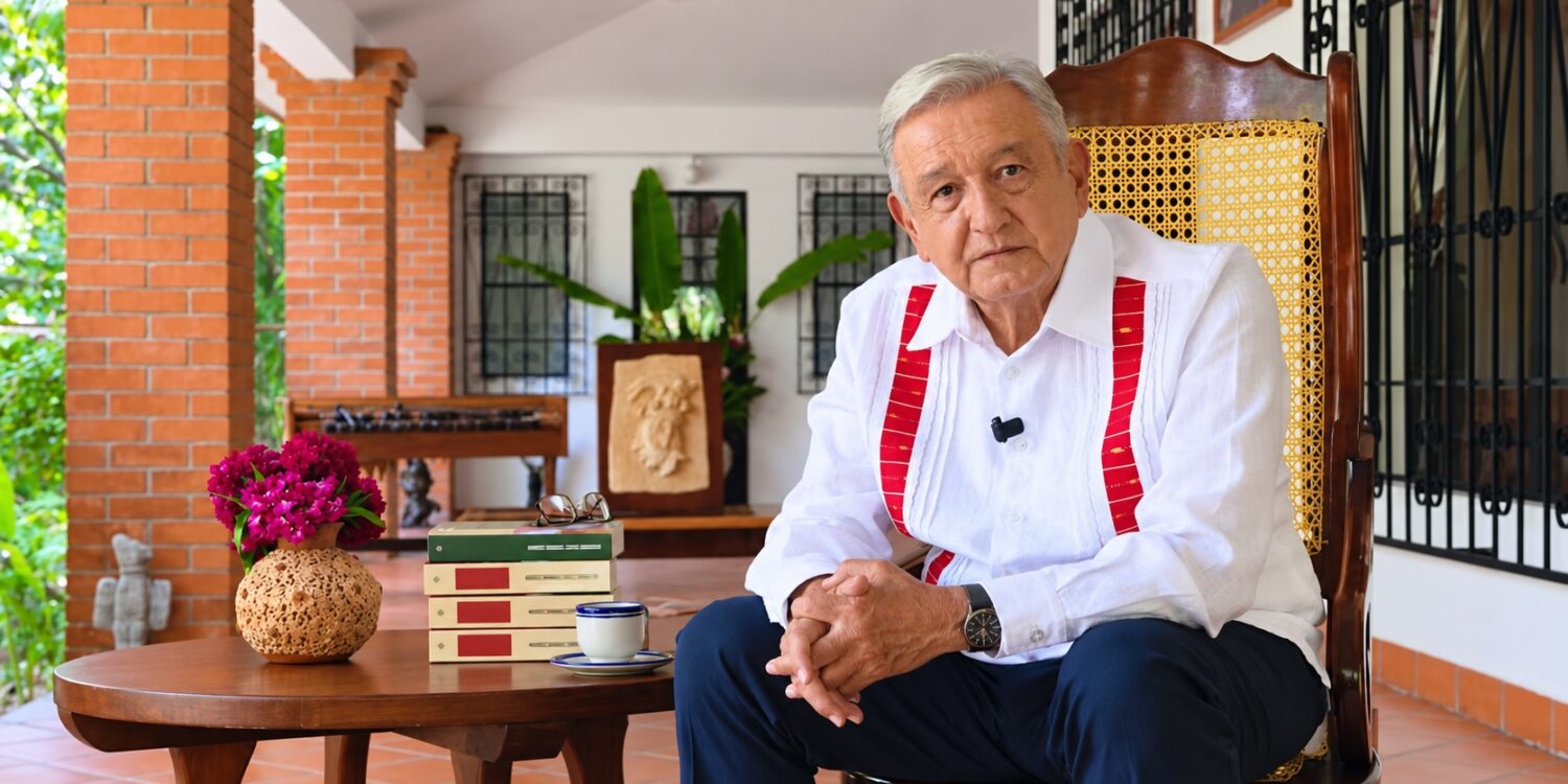 Andrés Manuel López Obrador durante su mensaje desde Palenque con los libros Pueblo y Grandeza