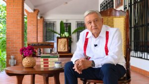 Andrés Manuel López Obrador durante su mensaje desde Palenque con los libros Pueblo y Grandeza