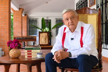 Andrés Manuel López Obrador durante su mensaje desde Palenque con los libros Pueblo y Grandeza