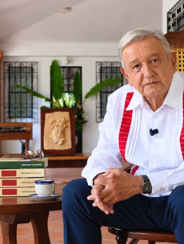 Andrés Manuel López Obrador durante su mensaje desde Palenque con los libros Pueblo y Grandeza
