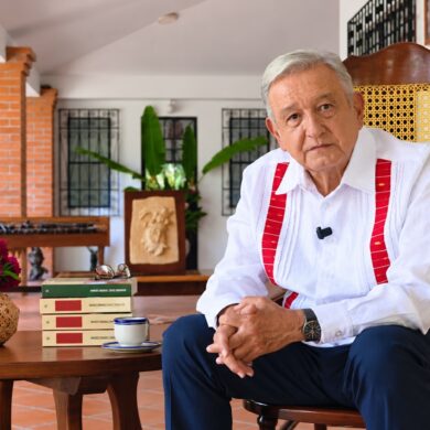 Andrés Manuel López Obrador durante su mensaje desde Palenque con los libros Pueblo y Grandeza