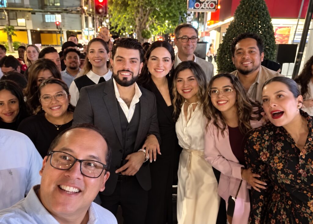 Andrea Chávez llega acompañada de simpatizantes al acto de Morena donde se definió la coordinación de Chihuahua rumbo a 2027.