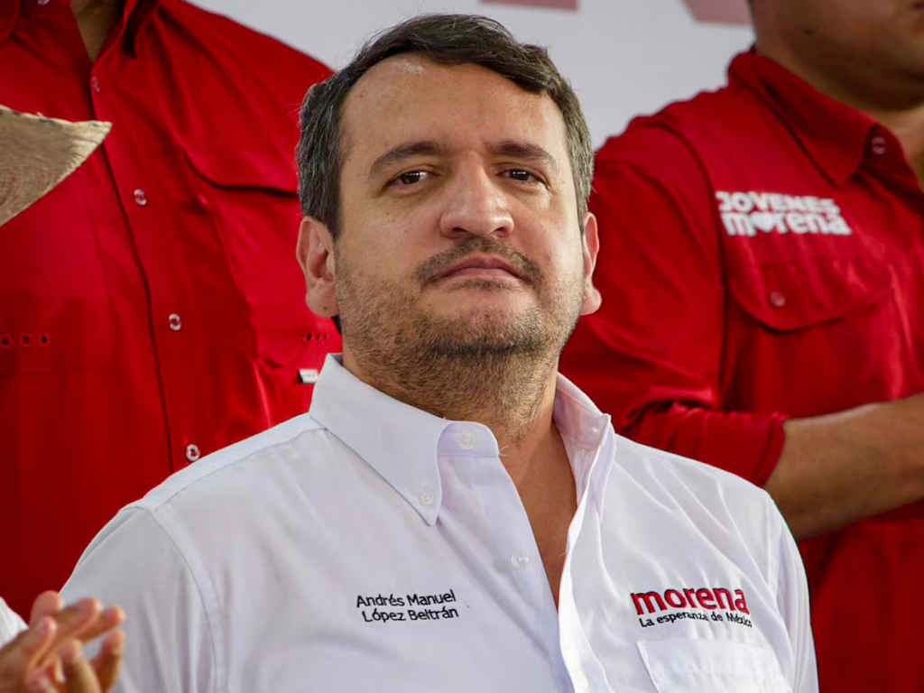 Andrés Manuel López Beltrán con camisa de Morena, posible aspirante al VI Distrito federal de Tabasco en 2027.