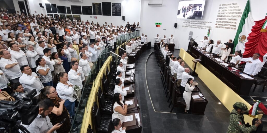 Diputados y asistentes entonan el Himno Nacional durante la sesión solemne del Congreso de Tabasco