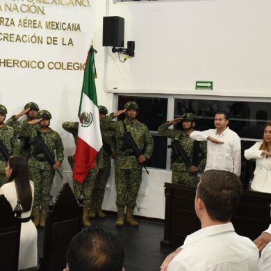 Escolta militar rinde honores al lábaro patrio durante la apertura del Primer Periodo Ordinario de la LXV Legislatura de Tabasco