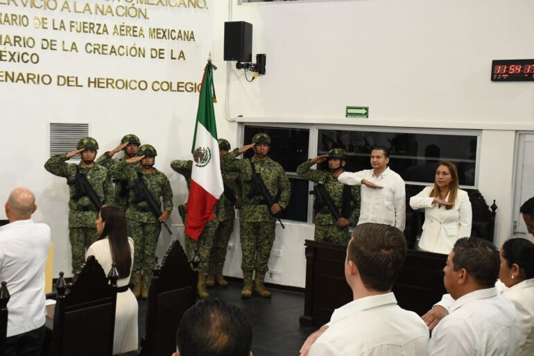 Escolta militar rinde honores al lábaro patrio durante la apertura del Primer Periodo Ordinario de la LXV Legislatura de Tabasco