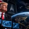 Logotipo de la Fuerza Espacial de Estados Unidos en una bandera durante el reconocimiento de armas desplegadas en el espacio
