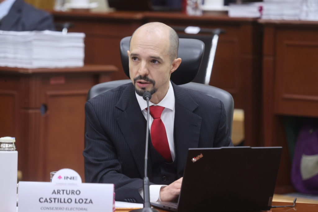 El consejero Arturo Castillo interviene en sesión del Consejo General del INE durante el arranque del proceso electoral 2026-2027.
