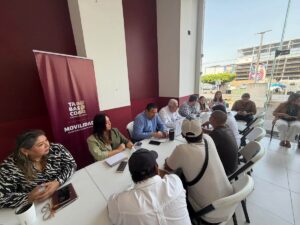 Ciudadanos y transportistas durante una audiencia pública de Semovi en Villahermosa