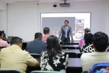 Servidoras y servidores públicos durante el Curso-Taller Auditoría y Control Interno en la Obra Pública del IAP Tabasco