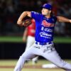 Austin Warner lanza con Olmecas de Tabasco durante la Serie del Rey ante Toros de Tijuana.