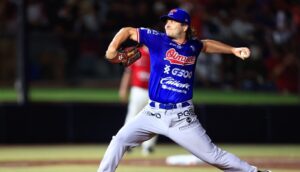 Austin Warner lanza con Olmecas de Tabasco durante la Serie del Rey ante Toros de Tijuana.