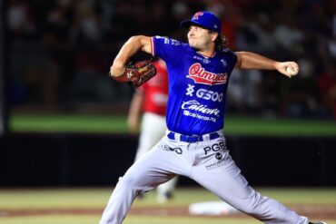 Austin Warner lanza con Olmecas de Tabasco durante la Serie del Rey ante Toros de Tijuana.