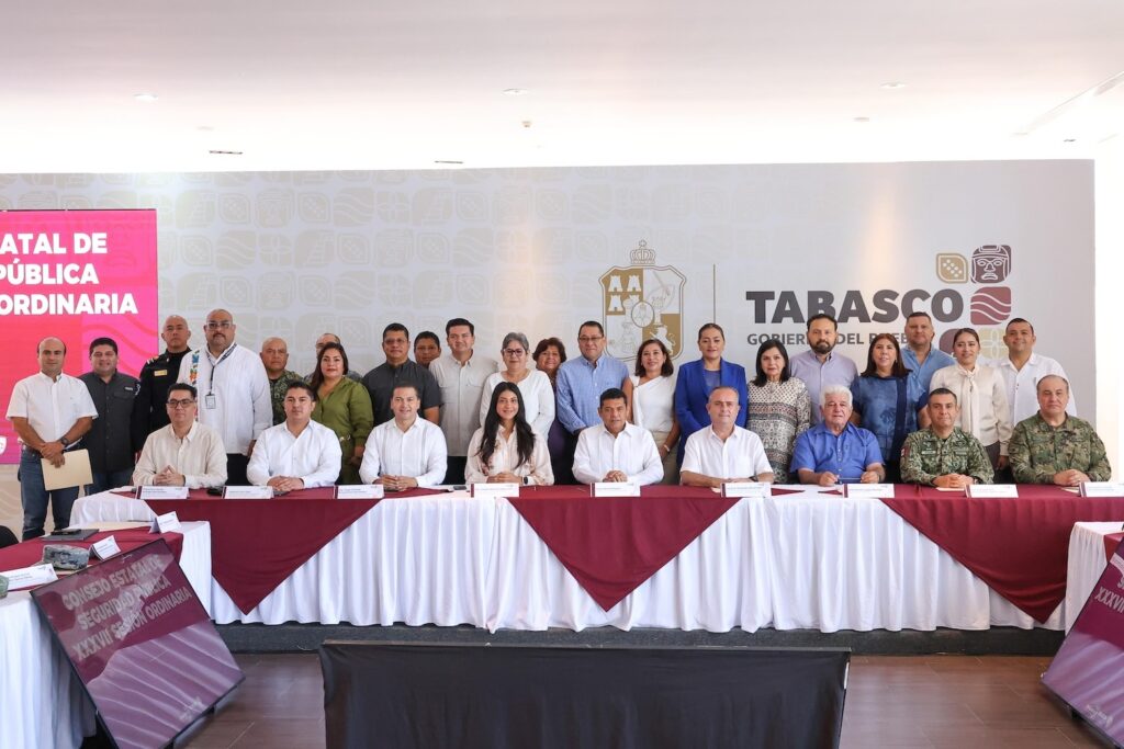 Javier May posa con autoridades civiles y militares del Consejo Estatal de Seguridad Pública de Tabasco