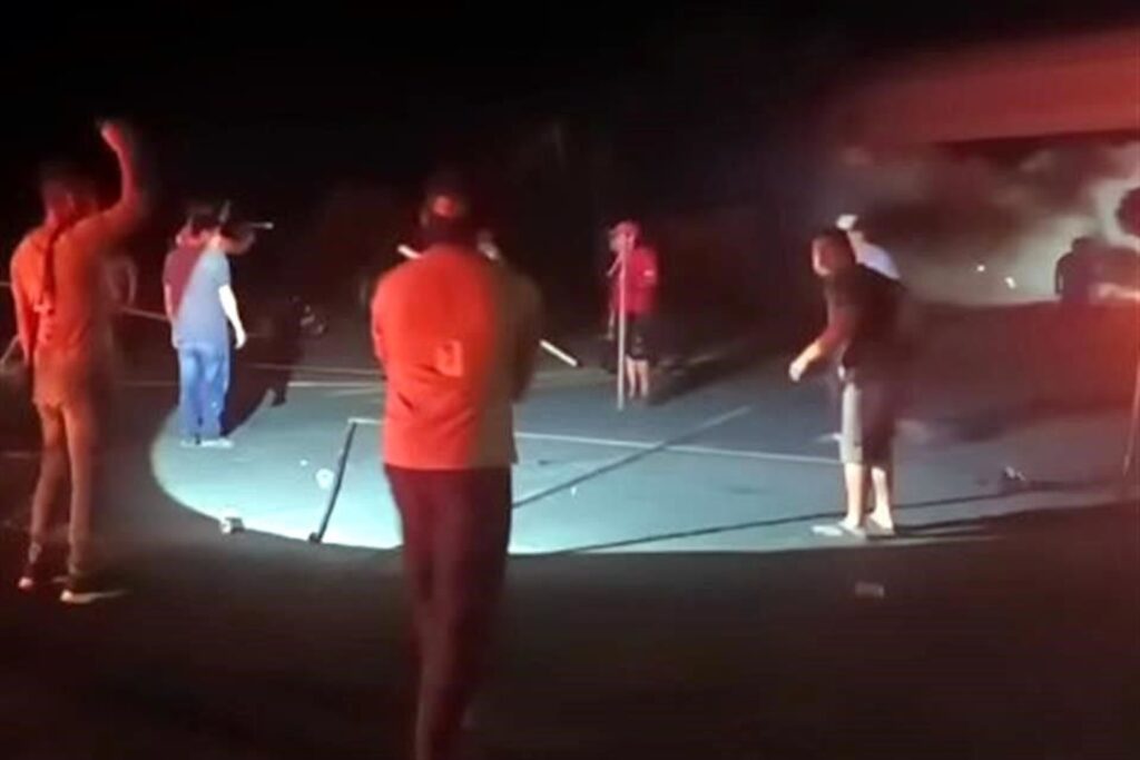 Manifestantes organizan un baile con luces durante la noche del bloqueo en Tamulté de las Sabanas