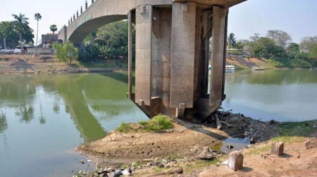 Bajo nivel del río Grijalva deja expuesta parte de la base y las márgenes bajo un puente en Tabasco.