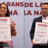 Beatriz Mojica y Carlos Torres Piña muestran sus nombramientos de Morena para coordinar los trabajos del partido en Guerrero y Michoacán.