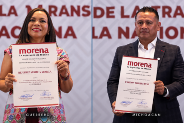 Beatriz Mojica y Carlos Torres Piña muestran sus nombramientos de Morena para coordinar los trabajos del partido en Guerrero y Michoacán.