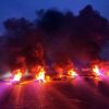 Llantas incendiadas y humareda durante el bloqueo nocturno en Tamulté de las Sabanas
