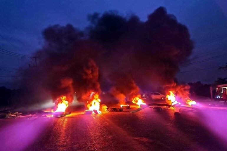 Llantas incendiadas y humareda durante el bloqueo nocturno en Tamulté de las Sabanas