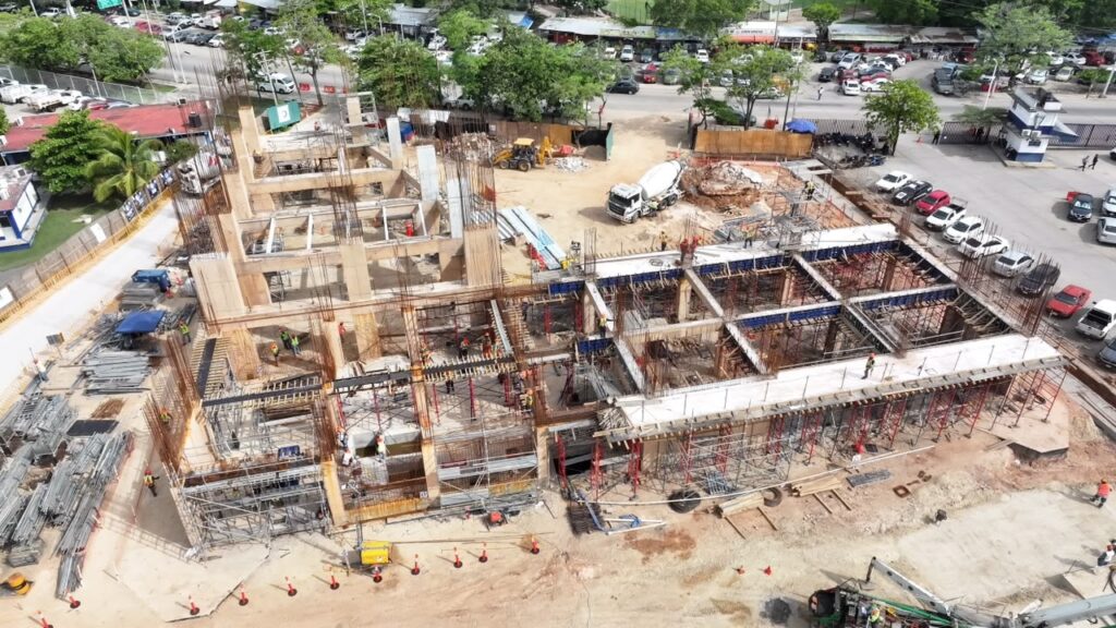 Vista aérea del avance de construcción del C5 Escudo Olmeca en Villahermosa, Tabasco