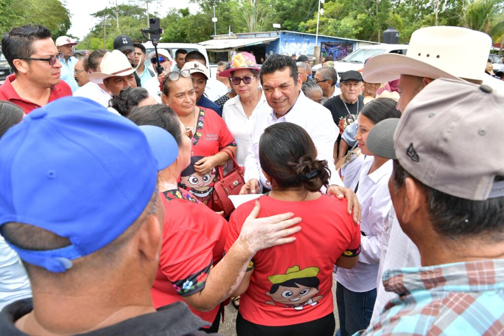 Javier May dialoga con habitantes durante una gira por Tenosique y Balancán