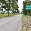 Camino rural con señalamiento hacia Apatzingán, en el Plan Balancán-Tenosique