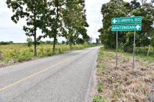Camino rural con señalamiento hacia Apatzingán, en el Plan Balancán-Tenosique