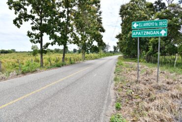 Camino rural con señalamiento hacia Apatzingán, en el Plan Balancán-Tenosique