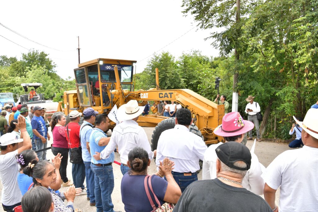 Maquinaria inicia trabajos de rehabilitación carretera ante habitantes de Los Ríos
