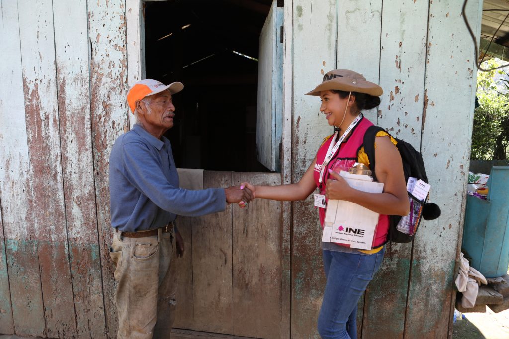 Personal del INE recorre una comunidad para preparar la elección de 2027
