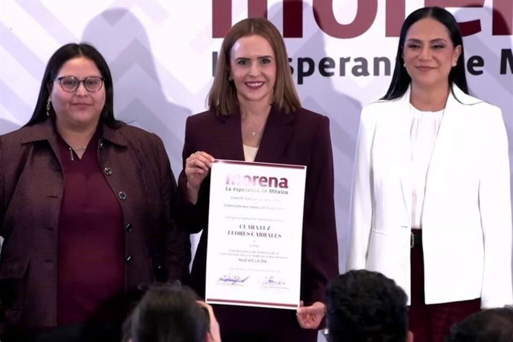 Clara Luz Flores sostiene su constancia como coordinadora de Morena en Nuevo León rumbo a las elecciones de 2027.