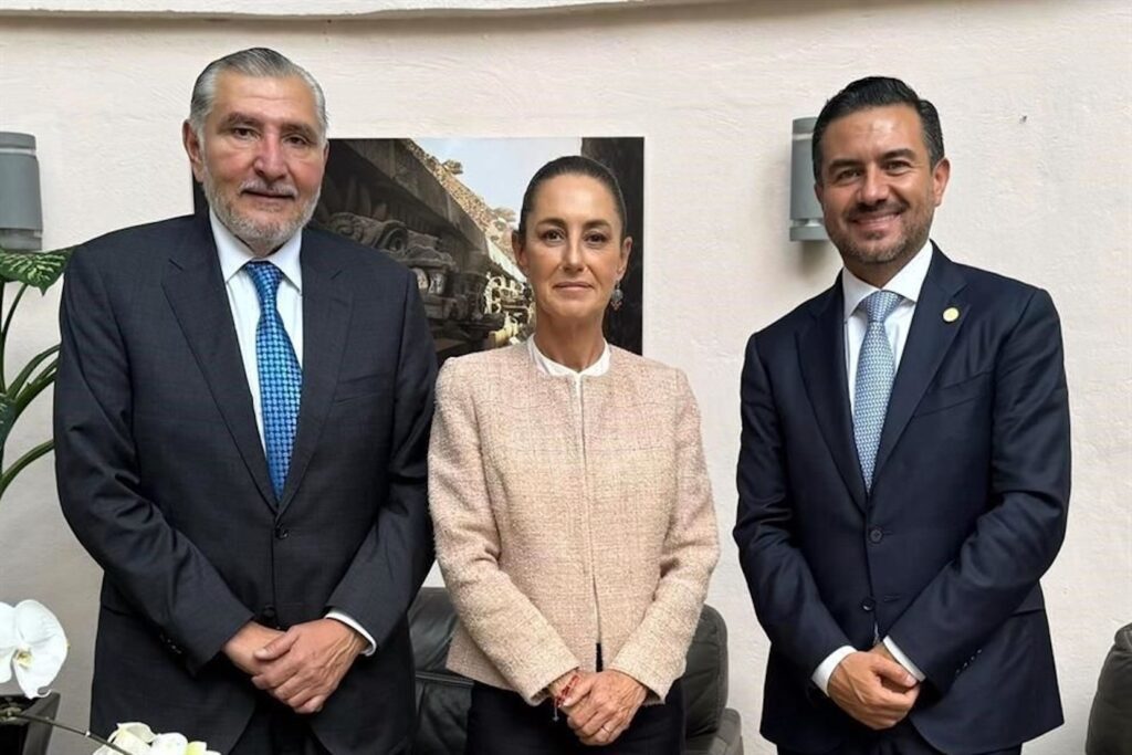 Claudia Sheinbaum acompañada por Adán Augusto López y Miguel Ángel Yunes Márquez durante una reunión política