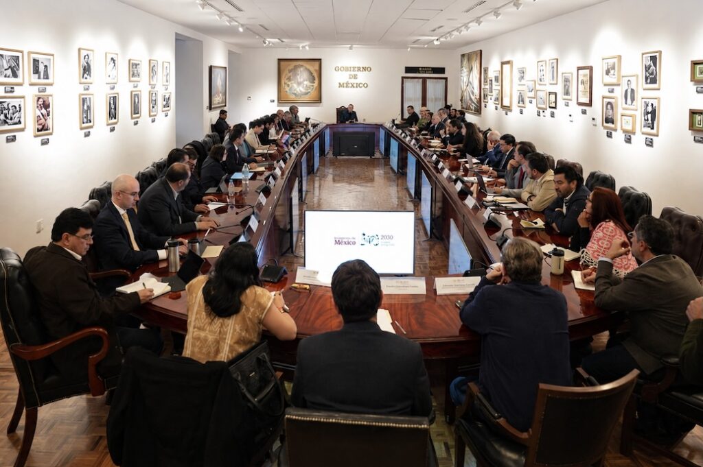 Claudia Sheinbaum encabeza una reunión de trabajo con integrantes de su gabinete en Palacio Nacional.