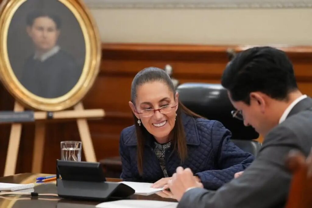 Claudia Sheinbaum durante una llamada con Donald Trump, acompañada por un colaborador en Palacio Nacional.