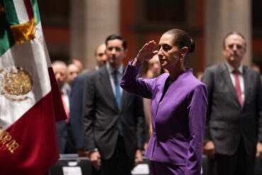 Claudia Sheinbaum saluda a la Bandera durante su Segundo Informe de Gobierno en Palacio Nacional.