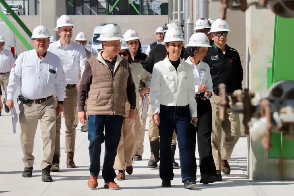 Claudia Sheinbaum recorre con casco de seguridad las instalaciones de la refinería de Tula durante una supervisión de Pemex.